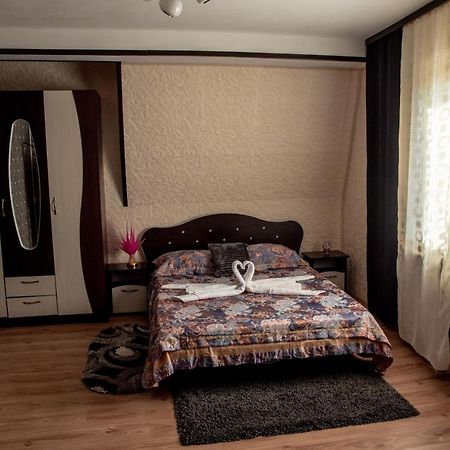Casa Robi Hotel Pestisani Eksteriør billede