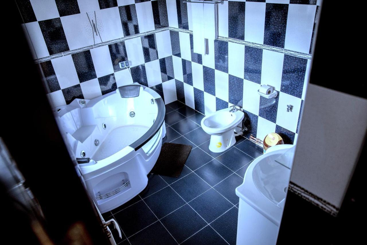 Casa Robi Hotel Pestisani Eksteriør billede